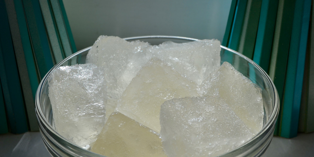 Impress your friends by serving drinks with champagne ice cubes.
