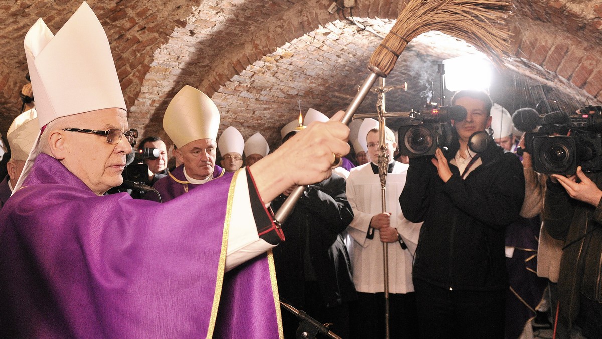 - Za komunistów wiadomo było, kto jest wrogiem, kto jest przeciwny Kościołowi i Panu Bogu. Dzisiaj często wykorzystuje się boczne drzwi, najmniejsze furtki, aby rozwodnić styl życia. (...) To jest bardzo niebezpieczne - mówi "Naszemu Dziennikowi" abp Józef Michalik.