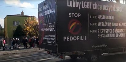 Sochaczew: Po mieście jeździł bus z homofobicznymi hasłami i grzmiał o lobby LGBT  [WIDEO]