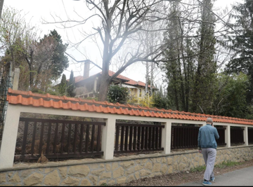 SRPSKI GLUMAC (70) IZNAJMLJUJE VILU IZ SNOVA: Raj na zemlji za 250 evra dnevno -  zasenio bi vas luksuz i detalji koje ĆERKA promoviše! (FOTO)