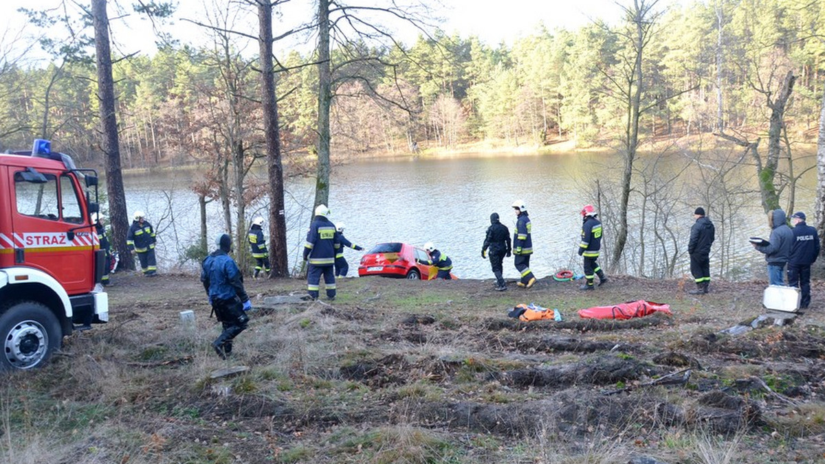 Zwłoki kobiety znaleziono wczoraj na dnie jeziora Borówno Wielkie (woj. pomorskie). 24-latka zaginęła dwa dni po ślubie. Jak wynika z nieoficjalnych informacji Radia Gdańsk, wstępnie przyjęto, że tragedia do wynik nieszczęśliwego wypadku.