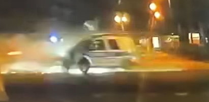 Wjechał na czerwonym i staranował radiowóz. Przerażające wideo z wypadku w Ostrowie Wlkp.