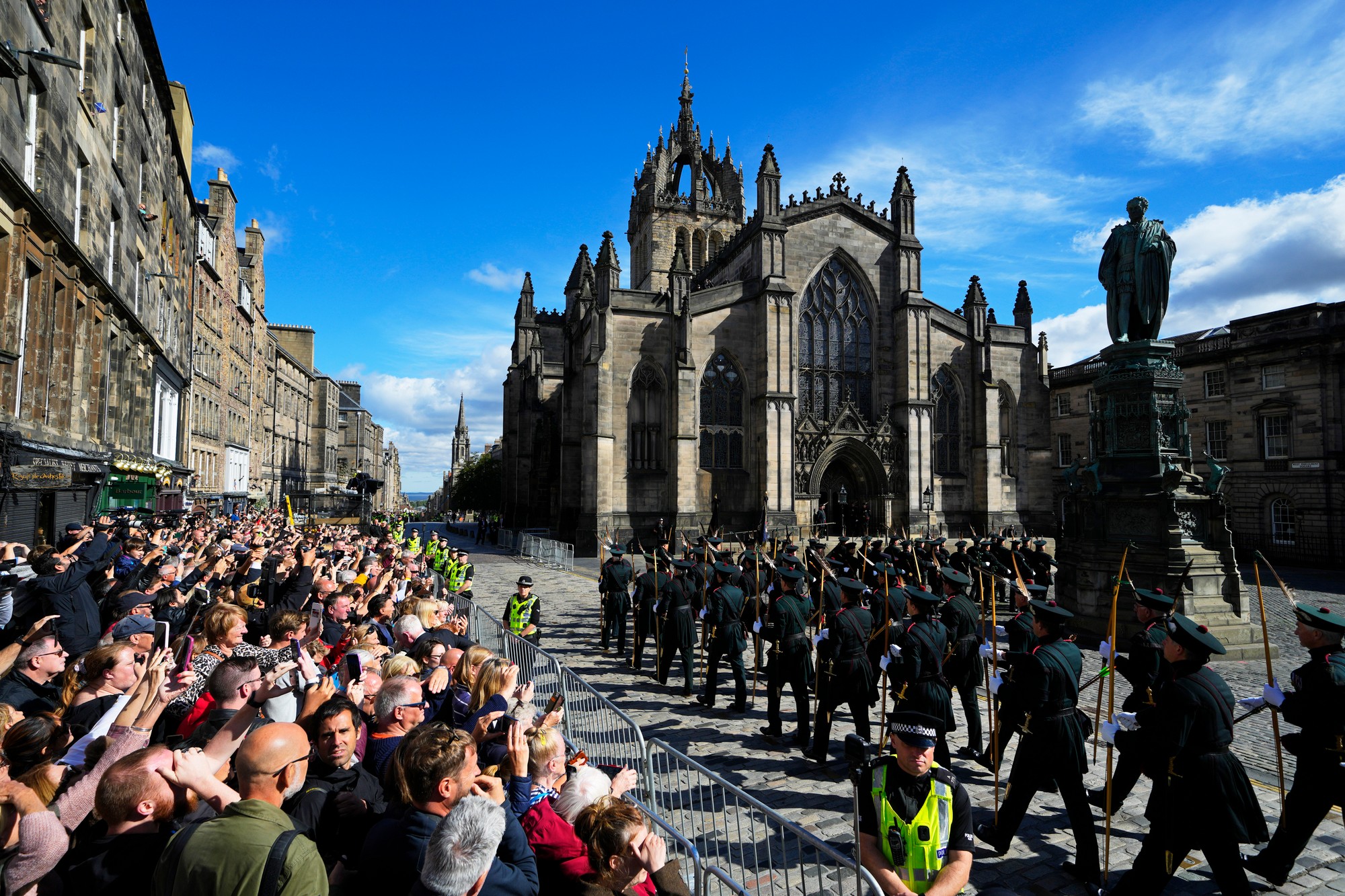Príslušníci Kráľovského jazdeckého delostrelectva pochodujú počas ich príchodu do Katedrály svätého Egídia pred ceremoniálom, kde britský kráľ Karol III. prevezme rakvu s telesnými pozostatkami svojej zosnulej matky Alžbety II. 