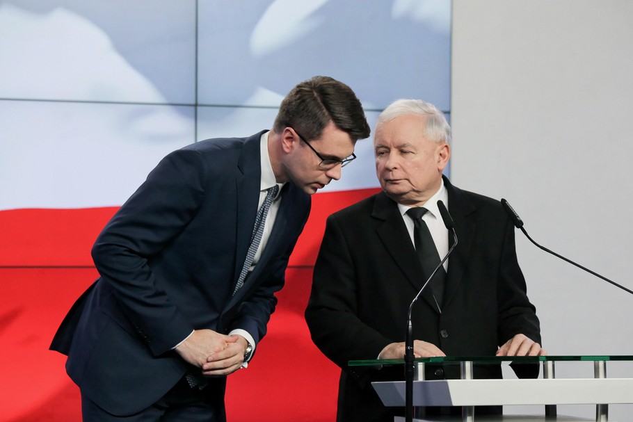 Prezes Prawa i Sprawiedliwości Jarosław Kaczyński oraz rzecznik prasowy rządu Piotr Müller podczas konferencji prasowej, Warszawa, 08.11.2019