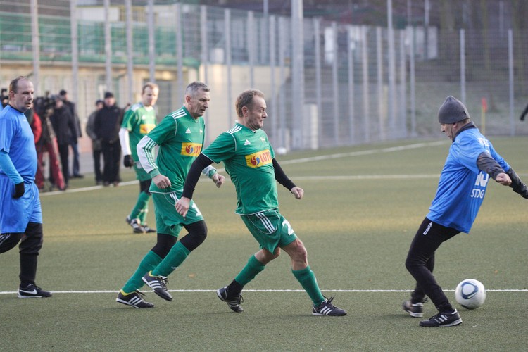 Donald Tusk jest w formie. Strzelił gola w sylwestrowym meczu