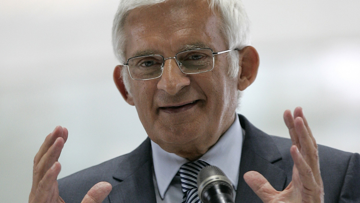 Przewodniczący Parlamentu Europejskiego Jerzy Buzek "z ostrożnym zadowoleniem" powitał w środę ogłoszenie przez władze Iranu, że kara śmierci orzeczona wobec Sakineh Mohamadi Asztiani za cudzołóstwo została zawieszona.