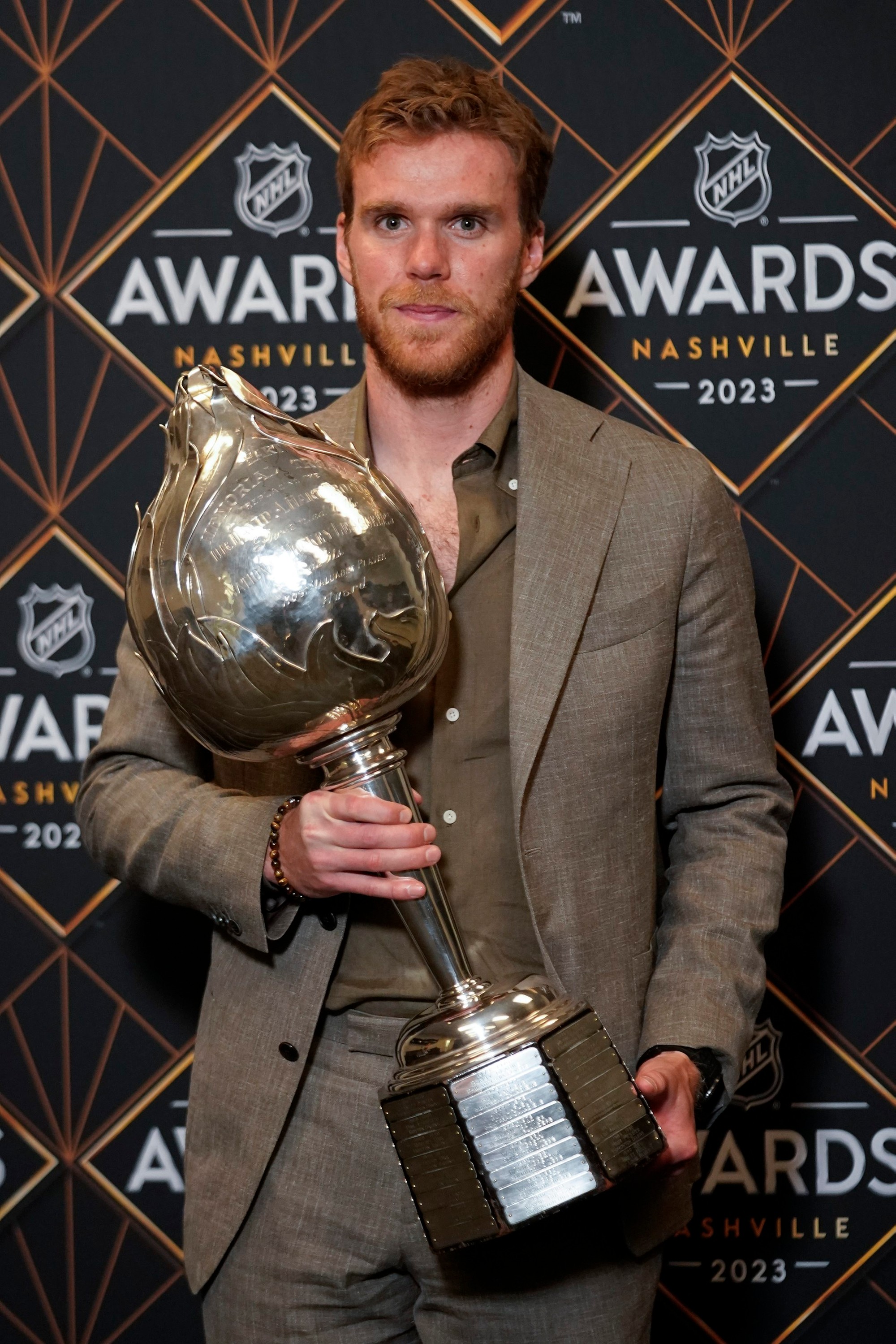 Hokejista Edmontonu Oilers Connor McDavid pózuje po zisku Hart Memorial Trophy na udeľovaní cien NHL.