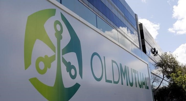 Workers clean windows outside the Cape Town headquarters of Anglo-South African financial services company Old Mutual, March 7, 2016. 