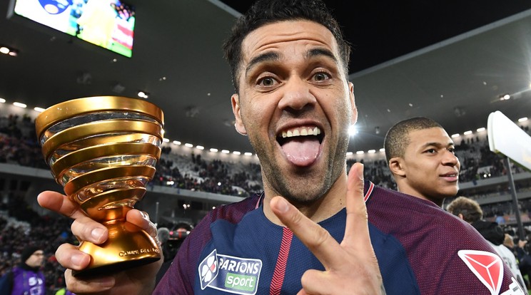 Dani Alves a Ligakupa-trófeával