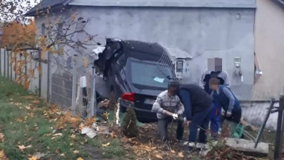 Uderzył autem w dom i przebił ścianę