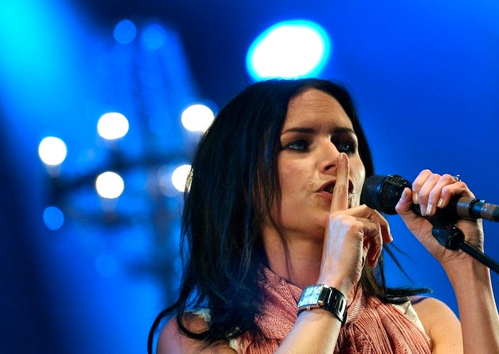 Nina Persson i The Cardigans w 2003 roku