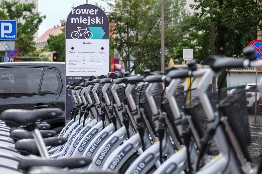 Stacje roweru miejskiego zajęły miejsca parkingowe