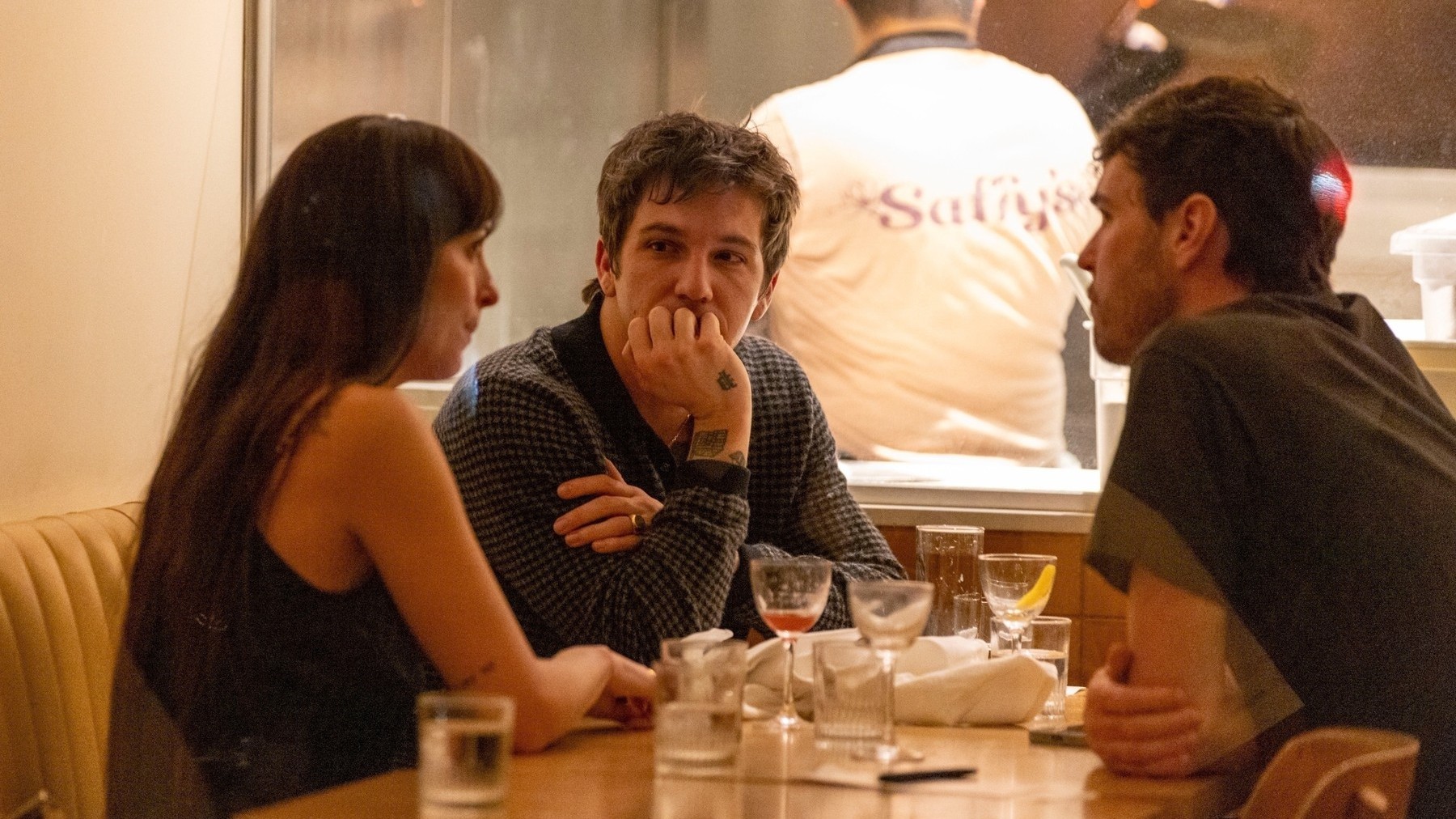 Dakota Johnson a jej nová známosť Role Model (uprostred) na stretnutí s priateľom. 24. 1. 2026