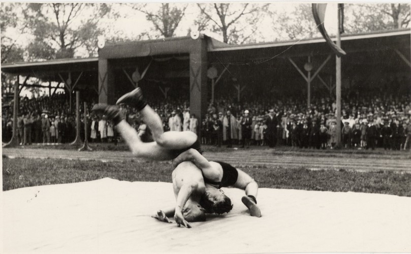 Zapaśnicy podczas walki pokazowej, 1938 r.