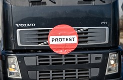 Protestują przewoźnicy. Tiry blokują Polskę. ZDJĘCIA