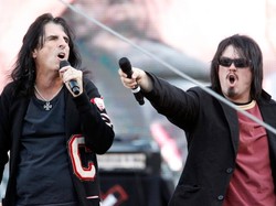 Alice Cooper muzycznie wspiera karierę syna