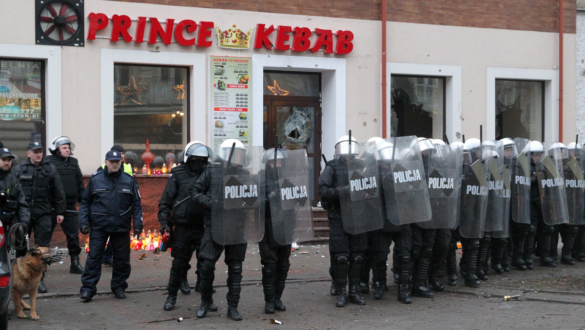 W Ełku policja zatrzymała kilka osób, które rzucały w stronę radiowozów kamieniami, butelkami i petardami. Stało się to po tym, jak tłum mieszkańców zebrał się przed lokalem, gdzie w noc sylwestrową zginął 21-latek.