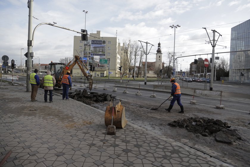 Naprawa zniszczonej przez awarię wodociągową nawierzchni Oławskiej we Wrocławiu