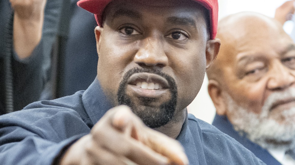 Kanye West büszkén mutogatja szinte teljesen meztelen feleségét – videó