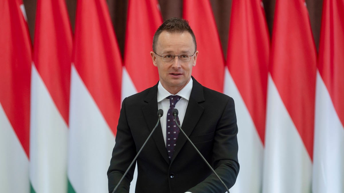 Ő várta az Ungvárról hazatérő Szijjártó Pétert Dunakeszin – fotó