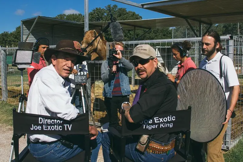 Rick Kirckham, Mateusz Gugałka (w środku z kamerą) i Joe Exotic podczas kręcenia show