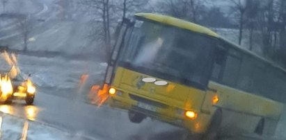 Potężny podmuch wiatru zdmuchnął z drogi autobus. Drugi zawisł na poboczu