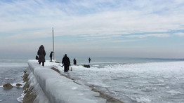 Életveszélyes, mégis sokan merészkednek a Balaton jegére: ezt mondják a szakemberek – videó