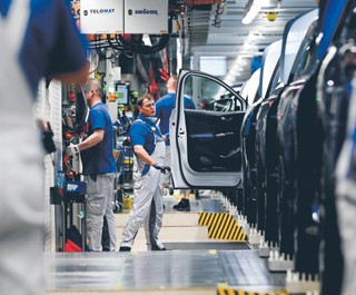 Silniki spalinowe idą w odstawkę. KE dopiero teraz zaczyna konsultacje, jak przestawić się na zeroemisyjne samochody