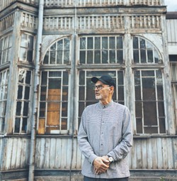 Leszek Matecki krąży z gitarą pomiędzy starszymi i młodszymi melomanami