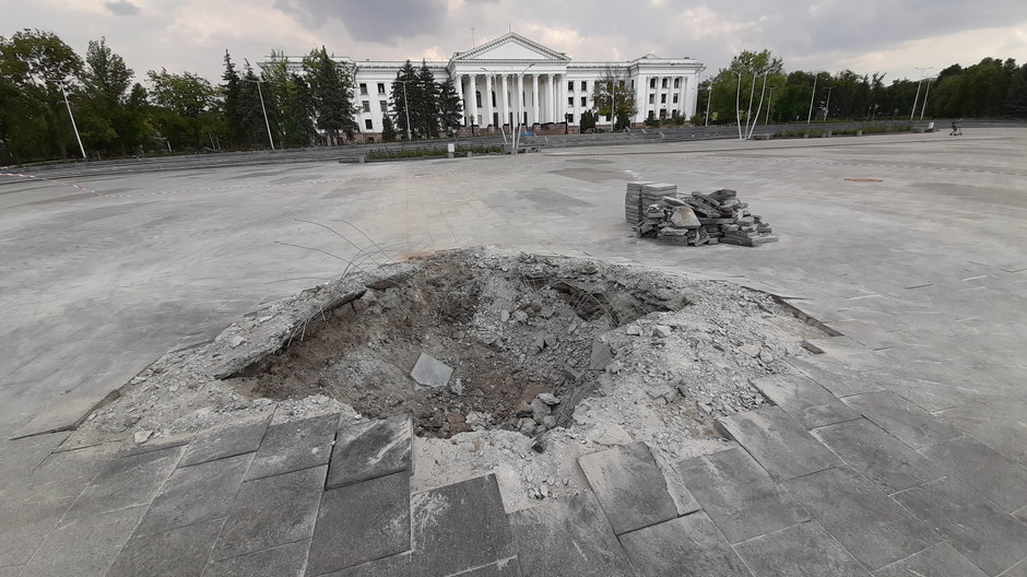 Dziura po eksplozji rosyjskiego pocisku na głównym placu Kramatorska. 