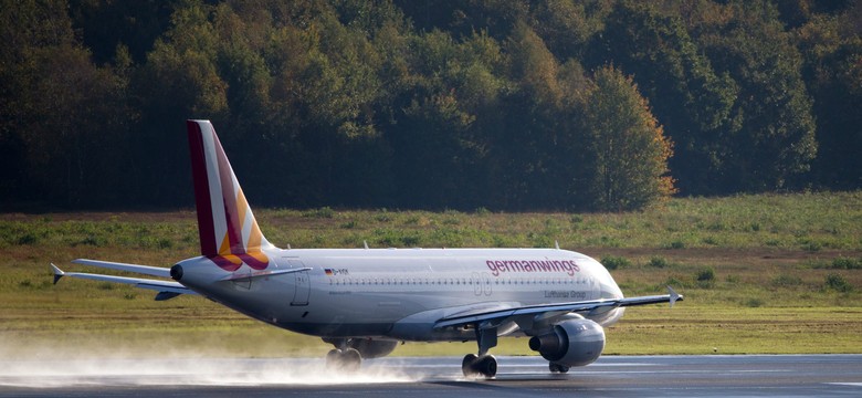 Przed katastrofą airbusa jeden z pilotów wyszedł z kabiny i nie mógł do niej wrócić