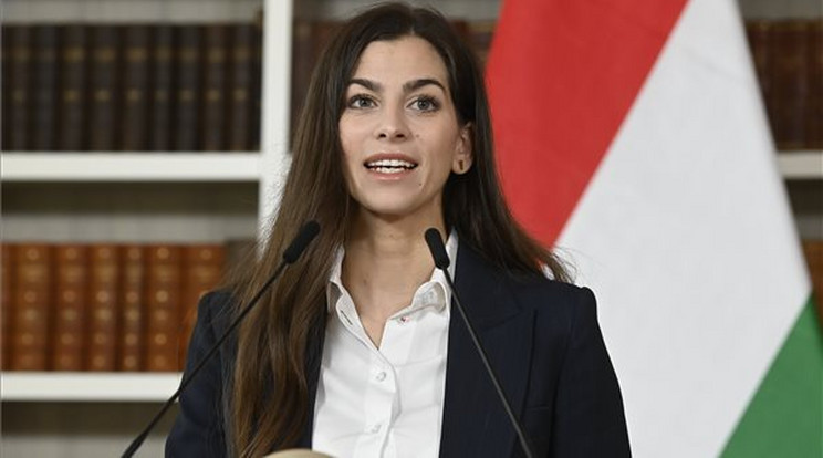 Szentkirályi Alexandra visszaváltott egy ásványvizes palackot/ Fotó: MTI/Kovács Tamás