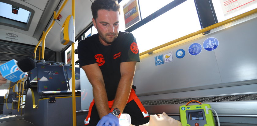 Przenośny defibrylator w autobusach miejskich