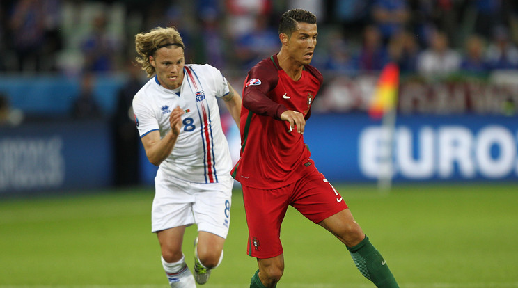 Bjarnason (balra) gólig, Ronaldo hisztikig jutott / Fotó: AFP