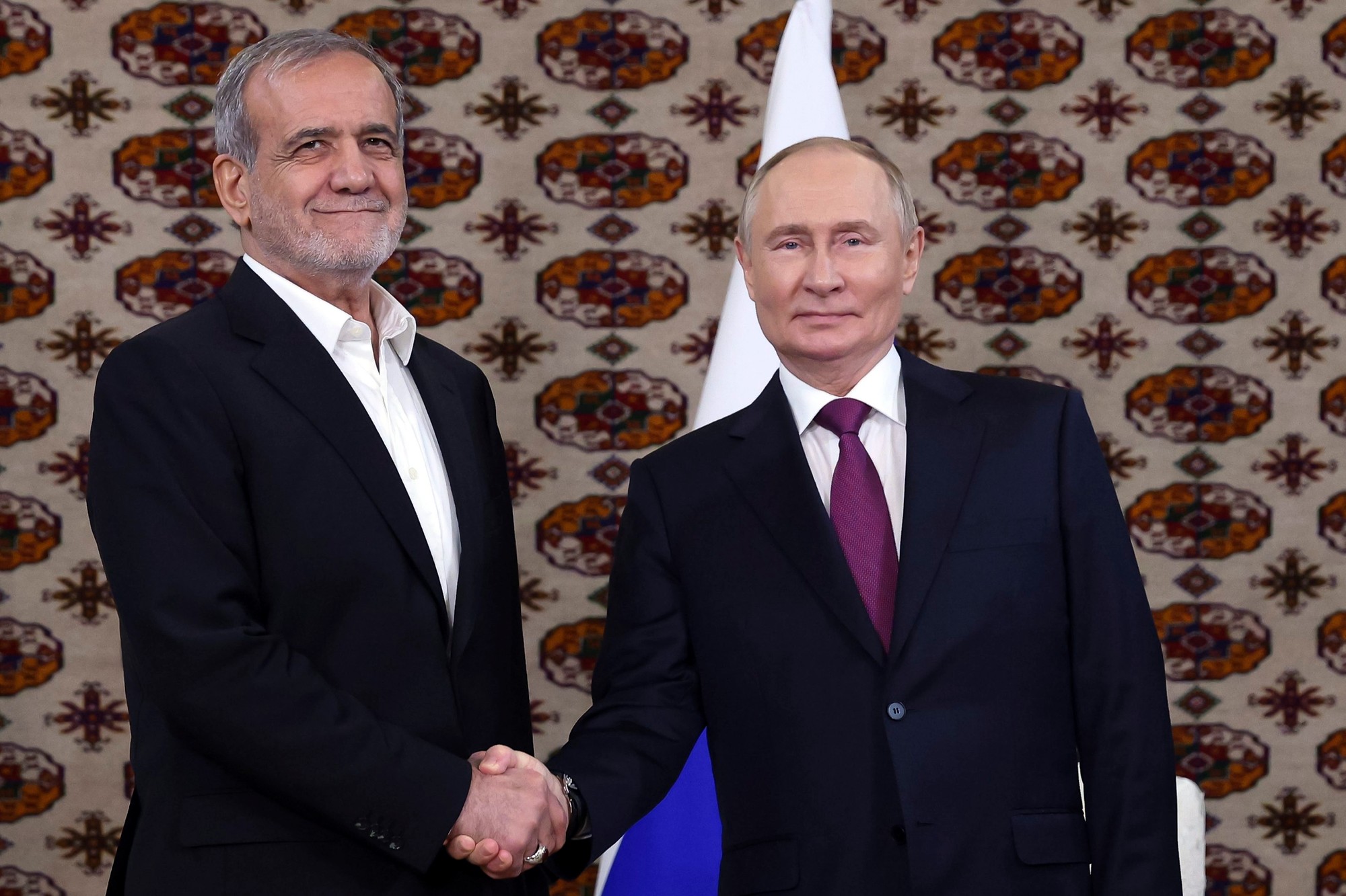 Ruský prezident Putin s iránskym prezidentom Masúdom Pezeškijánom.