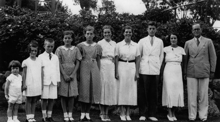 A Kennedy gyerekek (balról): Edward, Jeanne, Robert, Patricia, Eunice, Kathleen, a beteg Rosemary és a későbbi elnök, John. Jobbra a szüleik, Rose és Patrick Kennedy /Fotó:GettyImages