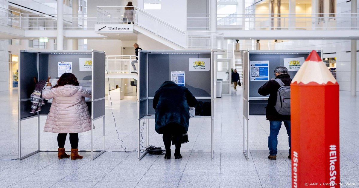 Handhavers bewaken stembureaus tijdens verkiezingen na recente onrust
