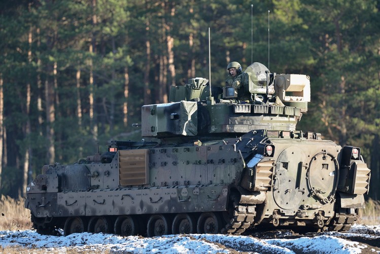 Bojowy wóz piechoty Bradley. Wspólne szkolenie polskich i amerykańskich żołnierzy na poligonie pancernym w Świętoszowie  <br><br> fot. (mr) PAP/Maciej Kulczyński