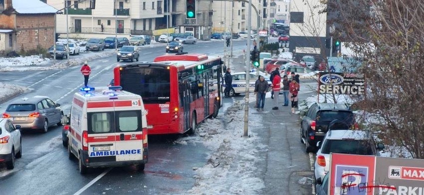 Mirijevski bulevar, sudar dva automobila i autobusa