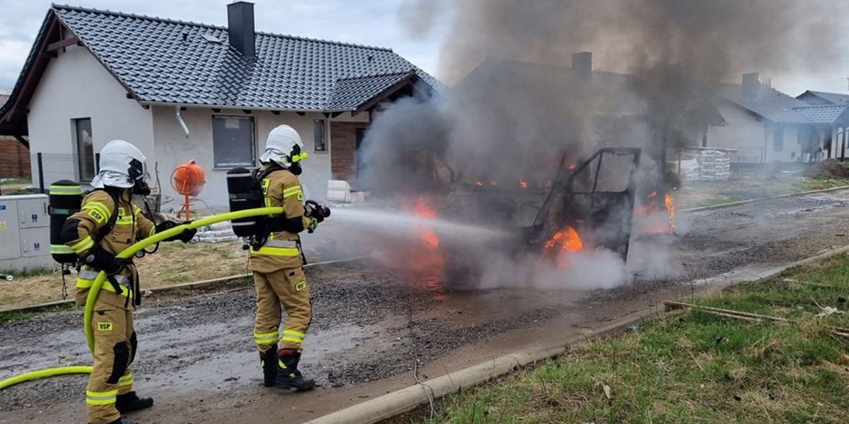 Doszło do pożaru busa technicznego firmy montującej ogrodzenia. 