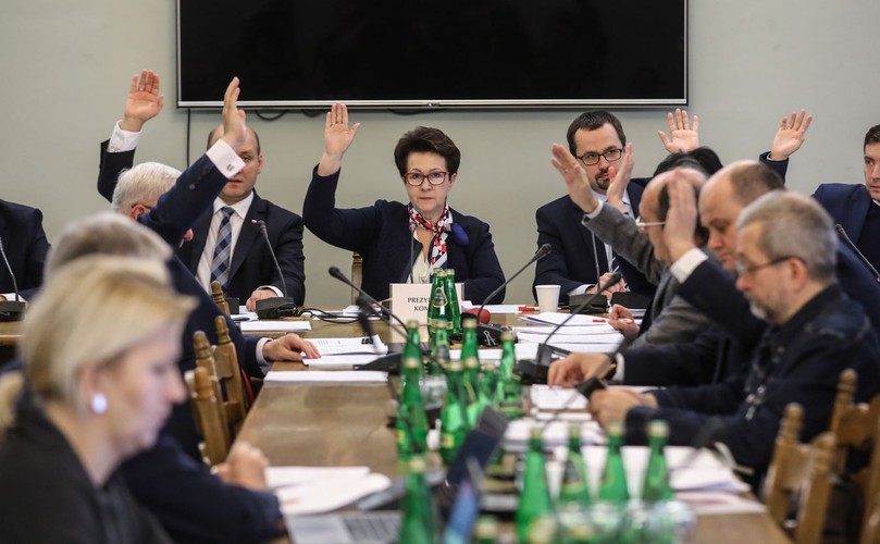 <b>Maj</b><br><br>

Osoby niepełnosprawne i ich opiekunowie są adresatami dwóch przyjętych w maju ustaw. Sejm zdecydował o podniesieniu przysługującej im renty socjalnej, a także przyznał szczególne uprawnienia w dostępie do świadczeń opieki zdrowotnej, usług farmaceutycznych oraz wyrobów medycznych osobom z niepełnosprawnością w stopniu znacznym.

W tym miesiącu Izba stworzyła także podstawę prawną mająca na celu sprawną i szybką budowę Centralnego Portu Komunikacyjnego.

Dzięki majowym decyzjom Sejmu kierowcy nie będą musieli wozić przy sobie dowodu rejestracyjnego i potwierdzenia zawarcia polisy OC. Wszystkimi danymi dysponuje przeprowadzający kontrolę drogową policjant.