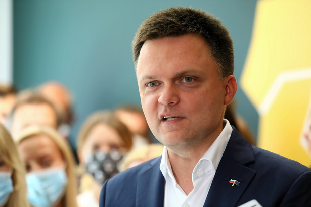 Warszawa, 30.06.2020. Wybory prezydenckie 2020. Kandydat w wyborach prezydenckich Szymon Hołownia (C) podczas briefingu prasowego w biurze przy ul. Nowy Świat 2 w Warszawie, 30 bm. W pierwszej turze wyborów, która odbyła się 28 bm., kandydat uzyskał trzeci wynik. Hołownia zapowiedział utworzenie ruchu społecznego, obywatelskiego w formie stowarzyszenia o nazwie "Polska 2050". (rg/doro) PAP/Rafał Guz