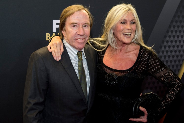 Słynni piłkarze i ich piękne żony na gali FIFA