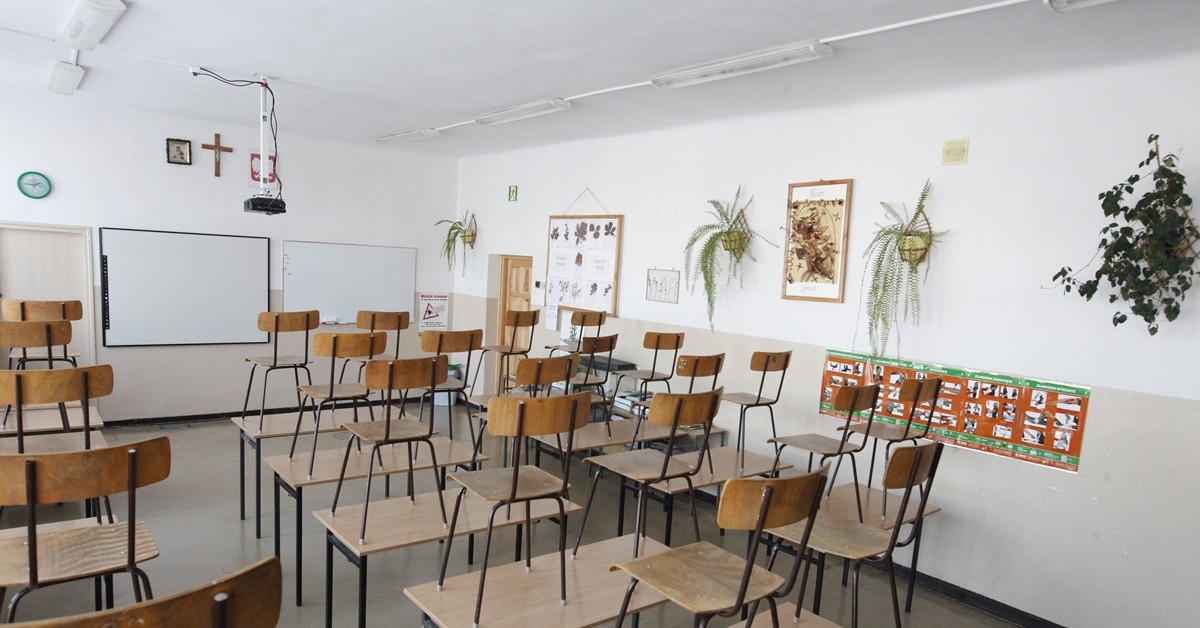 Mróz zatrzymał dzieci w domach. W tych szkołach nie ma lekcji [LISTA]