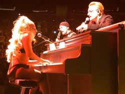 Lady GaGa prawie naga na scenie z U2