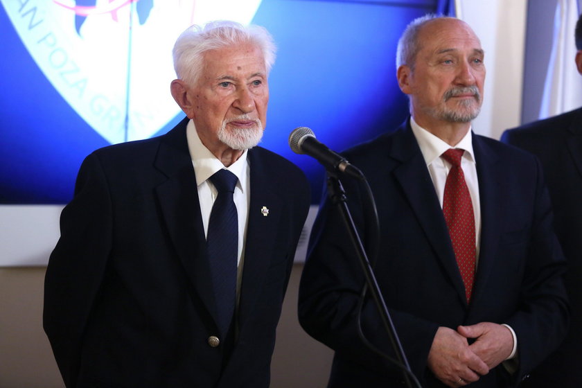 Macierewicz przeprosił powstańców