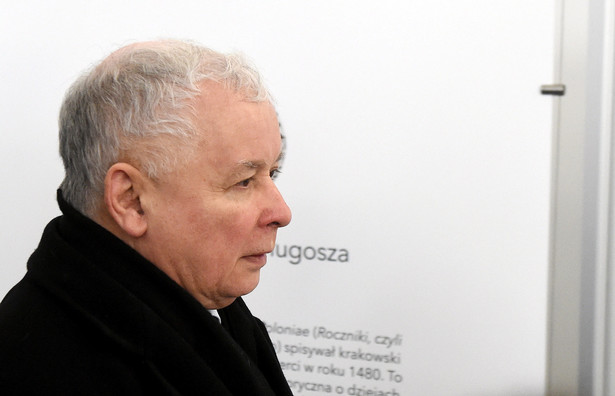 Prezes PiS Jarosław Kaczyński w drodze na spotkanie liderów partii sejmowych z marszałkiem Senatu Stanisławem Karczewskim w Senacie
