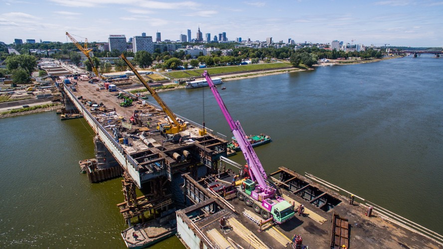 Postępy prac remontowych na moście Łazienkowskim w Warszawie, 16 bm. <br>(zuz) PAP/Leszek Szymański