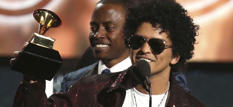 GRAMMY 2018 bez niespodzianek. Bruno Mars triumfuje, Hillary Clinton kpi z Trumpa, białe róże na znak poparcia #MeToo