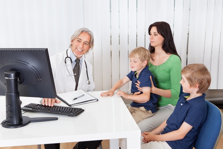 <b>Szpital i znieczulenie, czyli dodatkowa opieka medyczna</b>
<br>
<br>
Ważnym elementem prorodzinnej polityki wielu firm jest również dofinansowanie produktów lub usług dla rodziców. Część tego typu pomocy jest finansowana z zakładowego funduszu świadczeń socjalnych, tak jak na przykład dopłaty do wypoczynku dzieci lub opłat za przedszkole lub żłobek (takie dopłaty gwarantuje pracownikom NUTRICIA).
<br>
<br>
Inne przywileje firma musi już opłacić całkowicie z własnej kieszeni. Najczęściej chodzi o dodatkową opiekę medyczną dla pracowników i dzieci. I tak najszerszą pomoc w tym zakresie gwarantuje pracownikom właśnie NUTRICIA, zapewnia bowiem kobietom specjalistyczną opiekę lekarską, dostęp do szkoły rodzenia oraz opieki okołoporodowej, dofinansowuje poród rodzinny z udziałem osoby wskazanej przez pracownicę, pomaga w uzyskaniu miejsca w szpitalu i pokrywa koszt porodu w sali o podwyższonym standardzie, pobytu w sali poporodowej oraz znieczulenia.
<br>
<br>
Inne firmy, jak WESSLING, oferują zajęcia w prywatnej szkole rodzenia czy też pakiety ponadpodstawowych szczepień dla dzieci.